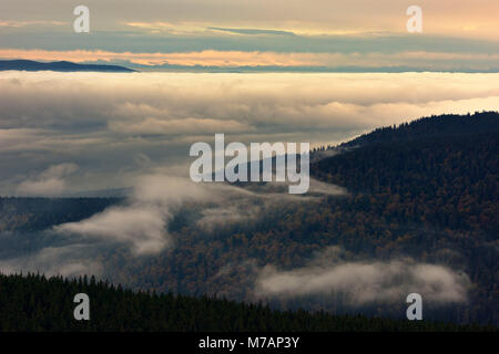 Vista dalla Boubin (in tedesco Kubany) oltre la giungla Kubany contro le Alpi in tarda serata luce, Repubblica Ceca Foto Stock