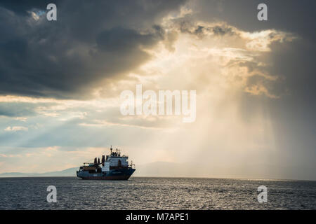 Nave prima della rottura sole attraverso le nuvole sopra di Amur a Vladivostok, Russia Foto Stock