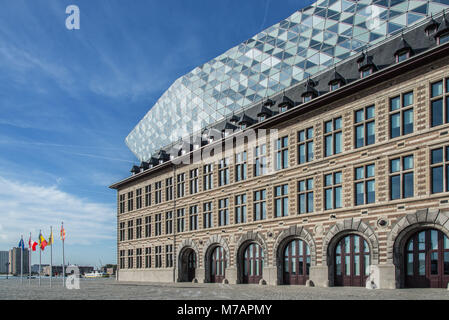 Nieuw Havenhuis (nuovo Harbor House), uno dei progetti finali dell'architetto Zaha Hadid, Anversa (Antwerpen), nelle Fiandre, in Belgio, Europa Foto Stock