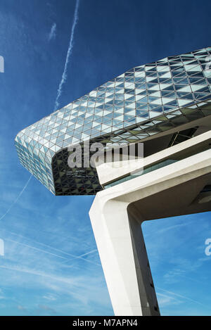 Nieuw Havenhuis (nuovo Harbor House), uno dei progetti finali dell'architetto Zaha Hadid, Anversa (Antwerpen), nelle Fiandre, in Belgio, Europa Foto Stock