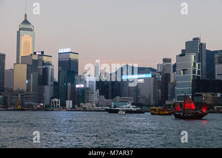 Cina, Hong Kong, Junk e dello skyline della città Foto Stock