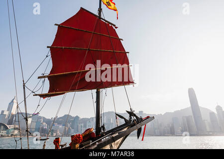 Cina, Hong Kong, Junk e dello skyline della città Foto Stock