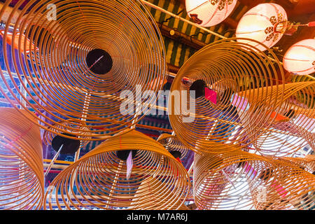 Cina, Hong Kong, centrale, Hollywood Road, il Tempio di Man Mo, incenso bobine Foto Stock