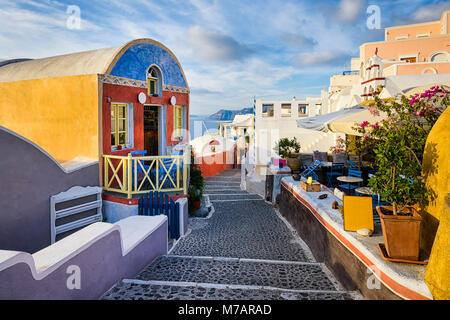 Villaggio di Oia a Santorini, Grecia in una giornata di sole Foto Stock