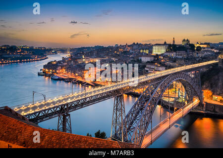 Skyline del Porto con il Dom Luiz bridge, Portogallo Foto Stock