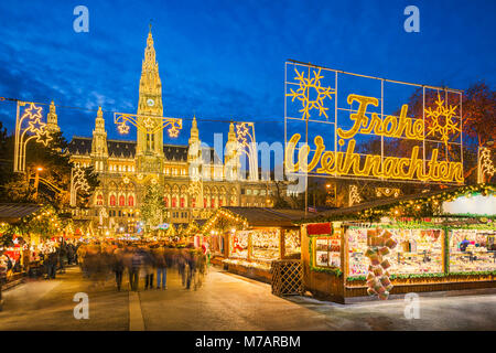 Mercatino di Natale di fronte al Municipio di Vienna, Austria Foto Stock