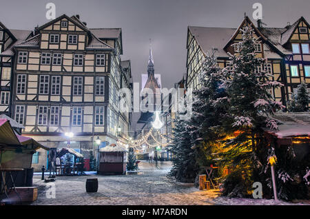 Mercatino di Natale nel centro storico della città di Hannover, Germania in una sera d'inverno Foto Stock