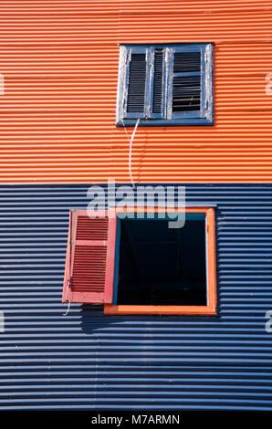 Colori brillanti facciate di edifici in strade pedonali di Caminito, Buenos Aires, Argentina Foto Stock