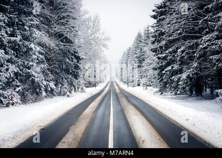 Inverno in strada le montagne Harz Foto Stock