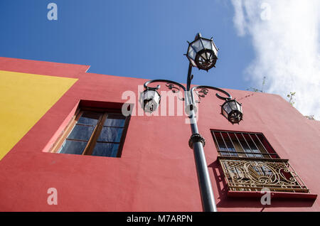 Guardando il coloratissimo facciate di edifici con lampione in vibranti Caminito, Buenos Aires, Argentina Foto Stock