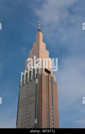 Giappone Tokyo City, il quartiere di Shinjuku, NTT Docomo Tower Foto Stock