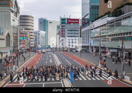 Giappone Tokyo City, il quartiere di Shinjuku, Sud Stazione di Shinjuku, Koshukaido Avenue Foto Stock