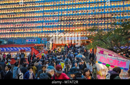 Giappone Tokyo City, il quartiere di Shinjuku, Tori no Ichi celebrazione, Hanazono Inari sacrario scintoista Foto Stock