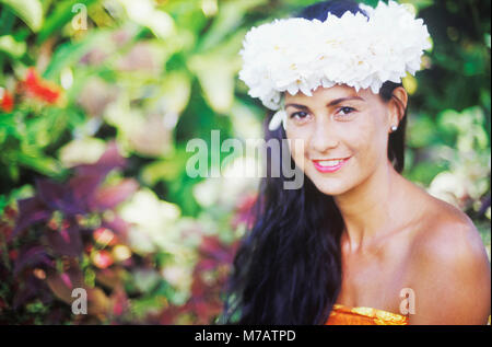 Ritratto di una giovane donna sorridente, Hawaii, STATI UNITI D'AMERICA Foto Stock