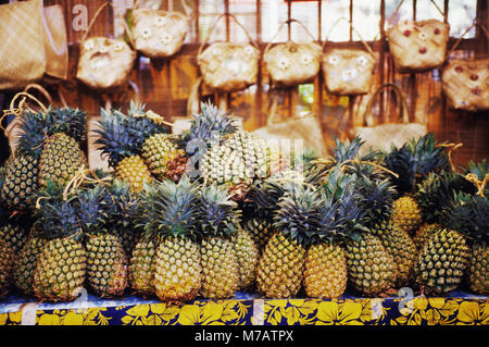 Close-up di ananassi in un mercato in stallo, Hawaii, STATI UNITI D'AMERICA Foto Stock