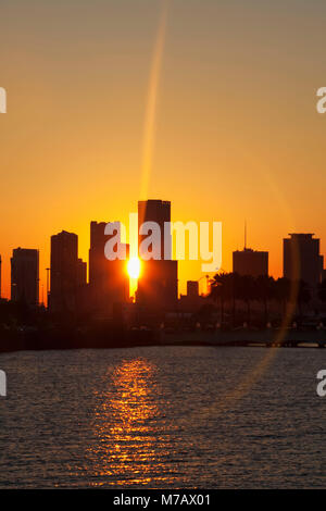 Silhouette di edifici al tramonto, Miami, Florida, Stati Uniti d'America Foto Stock