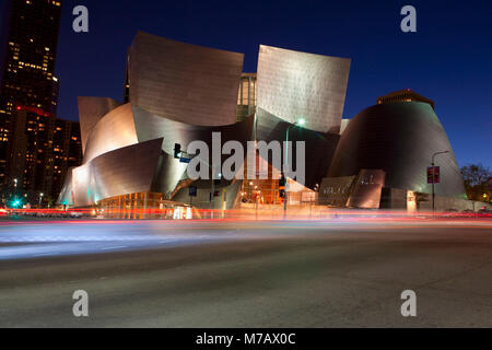 Edifici illuminata di notte in una città, Walt Disney Concert Hall di Los Angeles, California, Stati Uniti d'America Foto Stock