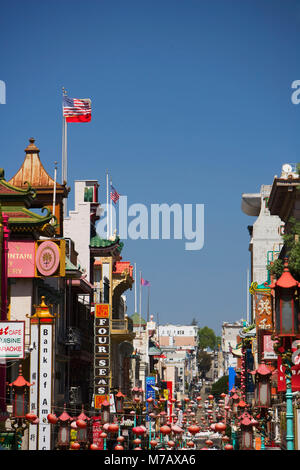 Le lanterne cinesi in un mercato, Chinatown di San Francisco, California, Stati Uniti d'America Foto Stock