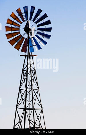 Basso angolo di visione di un mulino a vento industriale, Arizona, Stati Uniti d'America Foto Stock