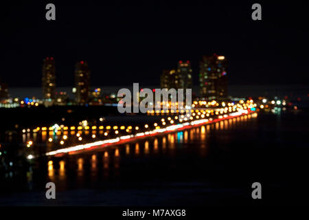 Città illuminata di notte, Miami Beach, Florida, Stati Uniti d'America Foto Stock