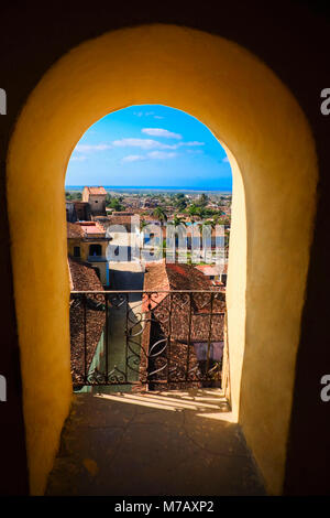 Città osservata attraverso un arco di un edificio, Trinidad, Sancti Spiritus Provincia, Cuba Foto Stock
