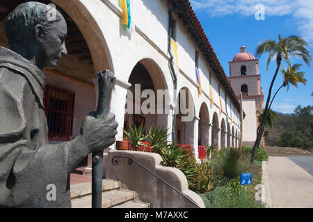 Statua di fronte ad una Chiesa missionaria Santa Barbara, Santa Barbara, California, Stati Uniti d'America Foto Stock