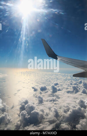 Aeroplano che vola nel cielo Foto Stock