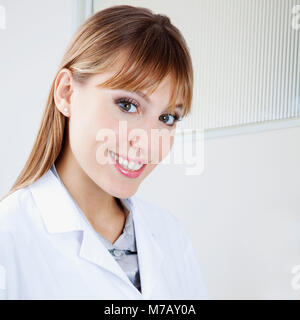 Ritratto di una donna sorridente dentista Foto Stock