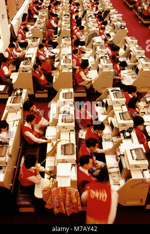 Angolo di alta vista di imprenditori e imprenditrici che lavora in una borsa, Hong Kong, Cina Foto Stock