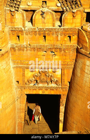 Elevato angolo di visione di un uomo di entrare in una porta di un fort, Golden Fort, Jaisalmer, Rajasthan, India Foto Stock