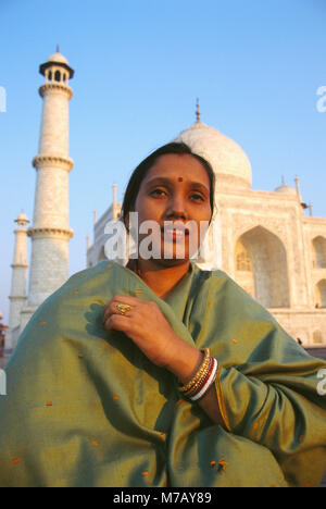 Close-up di una metà donna adulta davanti a un mausoleo, Taj Mahal, Agra, Uttar Pradesh, India Foto Stock