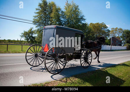 Carrello a cavallo sulla strada, fattoria Amish, a Lancaster, Pennsylvania, STATI UNITI D'AMERICA Foto Stock