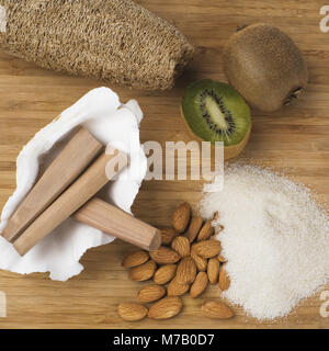 Angolo di alta vista di una loofah con kiwi e sandalo Foto Stock