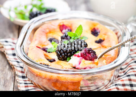 Torta con more sul tavolo di legno Foto Stock