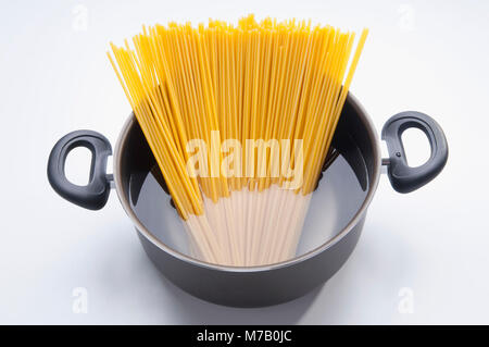 Elevato angolo di vista gli spaghetti in acqua Foto Stock