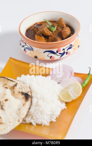 Angolo di alta vista di carni di montone curry servita con riso Foto Stock