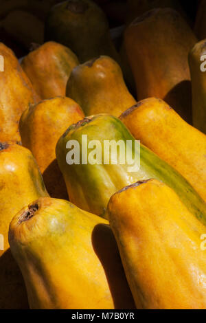 Il Papayas a un mercato in stallo Foto Stock