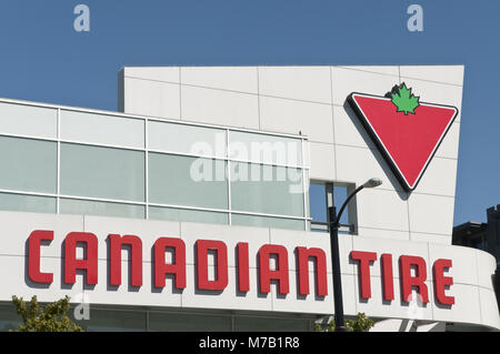 Vancouver, British Columbia, Canada. Xxv Luglio, 2010. Un Canadian Tire segno e logo sulla società del negozio a Cambie Street e la 7th Avenue West in Vancouver, B.C. (Credito Immagine: © Bayne Stanley/ZUMApress.com) Foto Stock