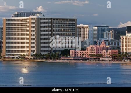 Honolulu, Hawaii, Stati Uniti d'America. 29 Nov, 2010. Una vista dello Sheraton Waikiki hotel (sinistra) e l'iconica art deco rosa Royal Hawaiian hotel sul litorale della spiaggia di Waikiki, Honolulu, Hawaii. (Credito Immagine: © Bayne Stanley/ZUMApress.com) Foto Stock