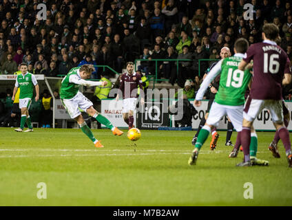 Edinburgh, Regno Unito. 9 Mar, 2018. Premiereship scozzese, Hibernian v Cuore di Midlthian, Edimburgo, Midlothian, Regno Unito. 09,03, 2018. Pic mostra: Hibs' Scott Allan punteggi il lato domestico di apertura obiettivo durante la seconda metà della Scottish Premiereship scontro tra Hibernian e il cuore di Midlothian a Easter Road Stadium, Edimburgo, Credito: Ian Jacobs/Alamy Live News Foto Stock