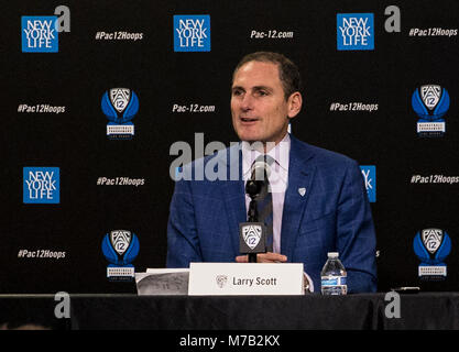 Mar 08 2018 Las Vegas NV, U.S.A. Pac 12 Commissario Larry Scott. Nel 2019 Pac 12 donne di pallacanestro si terrà a MGM Grand Garden Arena, dove abbiamo giocato uomini del caso in precedenza, e l'edizione 2020 sarà al Mandalay Bay, che avviene anche per essere il luogo di ritrovo per un WNBA franchise, che era uno degli altri motivi siamo entusiasti di Las Vegas. Essi hanno un impegno per le donne di pallacanestro con la WNBA. E inutile dire che un sacco di cose interessanti in corso qui in tutto il mondo di sport e di intrattenimento. Signor Commissario Larry Scott durante il NCAA Pac 12 Uomini di torneo di basket a T Foto Stock