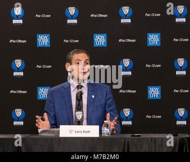 Mar 08 2018 Las Vegas NV, U.S.A. Pac 12 Commissario Larry Scott. Nel 2019 Pac 12 donne di pallacanestro si terrà a MGM Grand Garden Arena, dove abbiamo giocato uomini del caso in precedenza, e l'edizione 2020 sarà al Mandalay Bay, che avviene anche per essere il luogo di ritrovo per un WNBA franchise, che era uno degli altri motivi siamo entusiasti di Las Vegas. Essi hanno un impegno per le donne di pallacanestro con la WNBA. E inutile dire che un sacco di cose interessanti in corso qui in tutto il mondo di sport e di intrattenimento. Signor Commissario Larry Scott durante il NCAA Pac 12 Uomini di torneo di basket a T Foto Stock