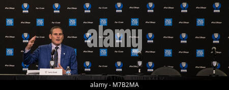 Mar 08 2018 Las Vegas NV, U.S.A. Pac 12 Commissario Larry Scott. Nel 2019 Pac 12 donne di pallacanestro si terrà a MGM Grand Garden Arena, dove abbiamo giocato uomini del caso in precedenza, e l'edizione 2020 sarà al Mandalay Bay, che avviene anche per essere il luogo di ritrovo per un WNBA franchise, che era uno degli altri motivi siamo entusiasti di Las Vegas. Essi hanno un impegno per le donne di pallacanestro con la WNBA. E inutile dire che un sacco di cose interessanti in corso qui in tutto il mondo di sport e di intrattenimento. Signor Commissario Larry Scott durante il NCAA Pac 12 Uomini di torneo di basket a T Foto Stock