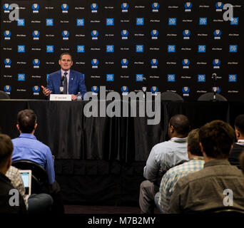 Mar 08 2018 Las Vegas NV, U.S.A. Pac 12 Commissario Larry Scott. Nel 2019 Pac 12 donne di pallacanestro si terrà a MGM Grand Garden Arena, dove abbiamo giocato uomini del caso in precedenza, e l'edizione 2020 sarà al Mandalay Bay, che avviene anche per essere il luogo di ritrovo per un WNBA franchise, che era uno degli altri motivi siamo entusiasti di Las Vegas. Essi hanno un impegno per le donne di pallacanestro con la WNBA. E inutile dire che un sacco di cose interessanti in corso qui in tutto il mondo di sport e di intrattenimento. Signor Commissario Larry Scott durante il NCAA Pac 12 Uomini di torneo di basket a T Foto Stock