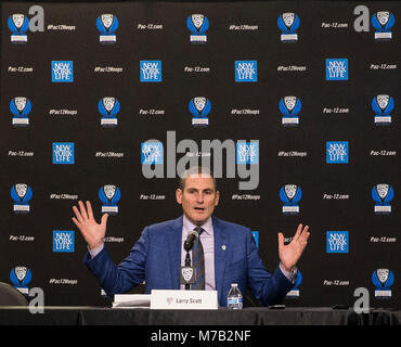 Mar 08 2018 Las Vegas NV, U.S.A. Pac 12 Commissario Larry Scott. Nel 2019 Pac 12 donne di pallacanestro si terrà a MGM Grand Garden Arena, dove abbiamo giocato uomini del caso in precedenza, e l'edizione 2020 sarà al Mandalay Bay, che avviene anche per essere il luogo di ritrovo per un WNBA franchise, che era uno degli altri motivi siamo entusiasti di Las Vegas. Essi hanno un impegno per le donne di pallacanestro con la WNBA. E inutile dire che un sacco di cose interessanti in corso qui in tutto il mondo di sport e di intrattenimento. Signor Commissario Larry Scott durante il NCAA Pac 12 Uomini di torneo di basket a T Foto Stock