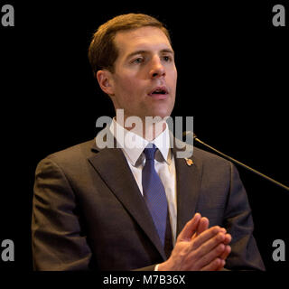 Pittsburgh, Pennsylvania, USA. 09Mar, 2018. CONOR AGNELLO, candidato democratico per il Congresso da Pennsylvania del XVIII distretto, parla a di ottenere-fuori--voto rally detenute dal Regno dei lavoratori in acciaio. La speciale elezione è Martedì, Marzo 13. Credito: Brian Cahn/ZUMA filo/Alamy Live News Foto Stock