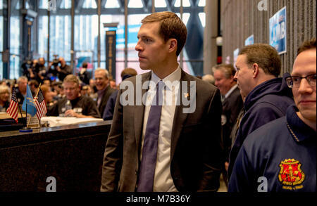 Pittsburgh, Pennsylvania, USA. 09Mar, 2018. CONOR AGNELLO, candidato democratico per il Congresso da Pennsylvania del XVIII distretto, arriva al regno dei lavoratori in acciaio per la costruzione di una di ottenere-fuori--voto rally detenute dal Regno dei lavoratori in acciaio. La speciale elezione è Martedì, Marzo 13. Credito: Brian Cahn/ZUMA filo/Alamy Live News Foto Stock