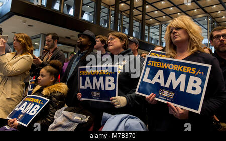 Pittsburgh, Pennsylvania, USA. 09Mar, 2018. I sostenitori di Conor Agnello, candidato democratico per il Congresso da Pennsylvania del XVIII distretto, ascoltarlo parlare ad una di ottenere-fuori--voto rally detenute dal Regno dei lavoratori in acciaio. La speciale elezione è Martedì, Marzo 13. Credito: Brian Cahn/ZUMA filo/Alamy Live News Foto Stock