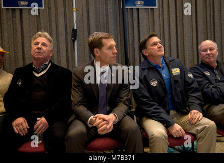 Pittsburgh, Pennsylvania, USA. 09Mar, 2018. CONOR agnello (indossando una cravatta), il candidato democratico per il Congresso da Pennsylvania del XVIII distretto, attende di parlare ad una di ottenere-fuori--voto rally detenute dal Regno dei lavoratori in acciaio. La speciale elezione è Martedì, Marzo 13. Credito: Brian Cahn/ZUMA filo/Alamy Live News Foto Stock