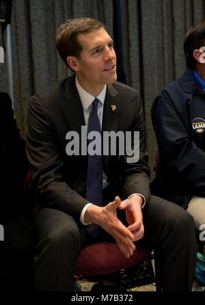 Pittsburgh, Pennsylvania, USA. 09Mar, 2018. CONOR AGNELLO, candidato democratico per il Congresso da Pennsylvania del XVIII distretto, attende di parlare ad una di ottenere-fuori--voto rally detenute dal Regno dei lavoratori in acciaio. La speciale elezione è Martedì, Marzo 13. Credito: Brian Cahn/ZUMA filo/Alamy Live News Foto Stock